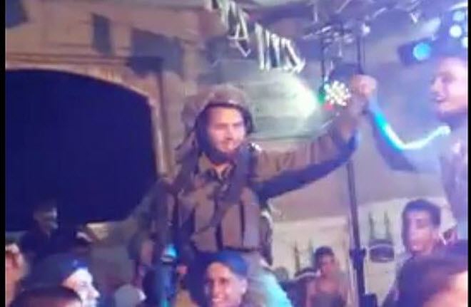 جنودا اسرائيليين بأسلحتهم الكاملة يرقصون على أنغام "جانجام ستايل" في عرس فلسطيني